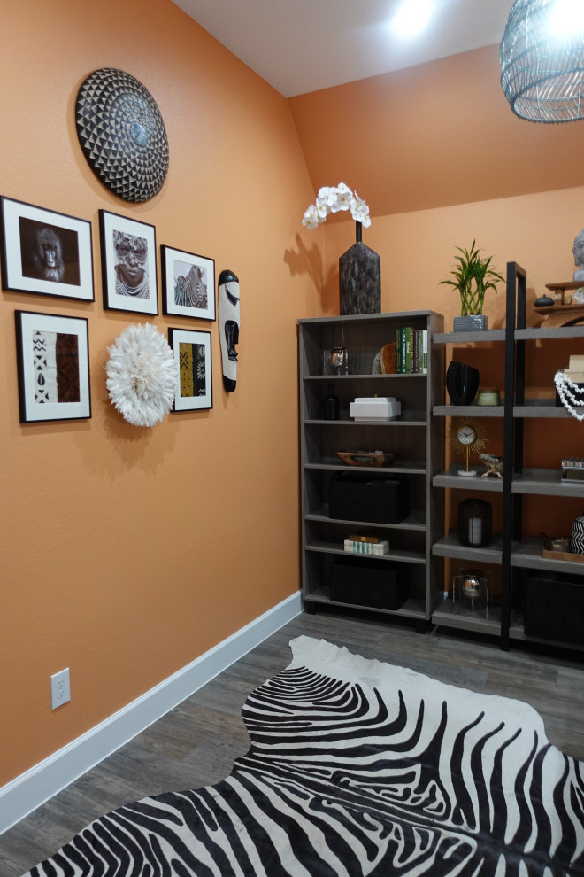 ヒューストンにある高級な小さなモダンスタイルのおしゃれな書斎 (オレンジの壁、セラミックタイルの床、暖炉なし、自立型机、グレーの床) の写真