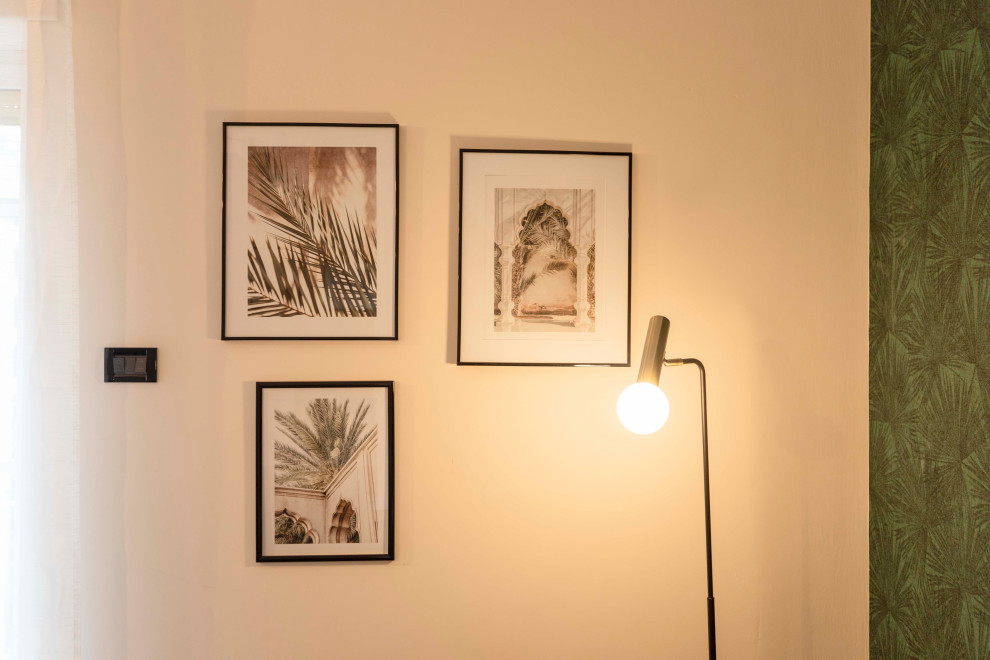 Immagine di un soggiorno minimal aperto con pareti beige, pavimento in gres porcellanato, TV a parete, pavimento marrone e carta da parati