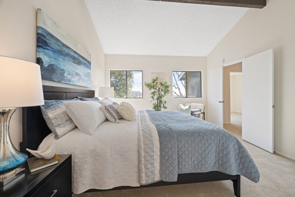 Foto de dormitorio principal y abovedado tradicional renovado pequeño con paredes blancas, moqueta y suelo beige