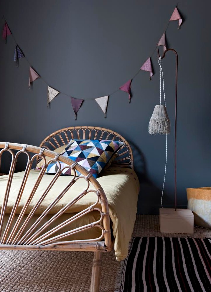 Exemple d'une chambre avec moquette tendance avec un mur noir.