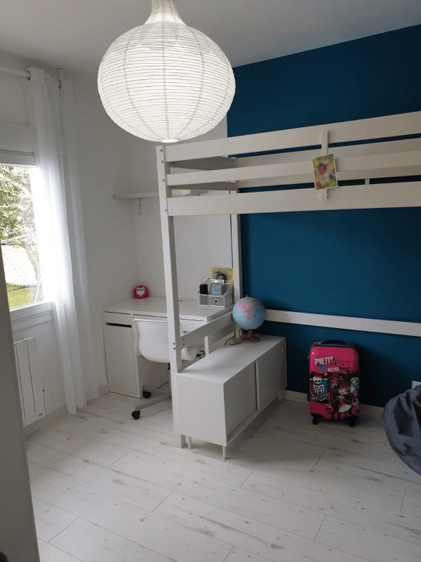 Idee per una cameretta per bambini design di medie dimensioni con pareti blu, pavimento in laminato e pavimento beige
