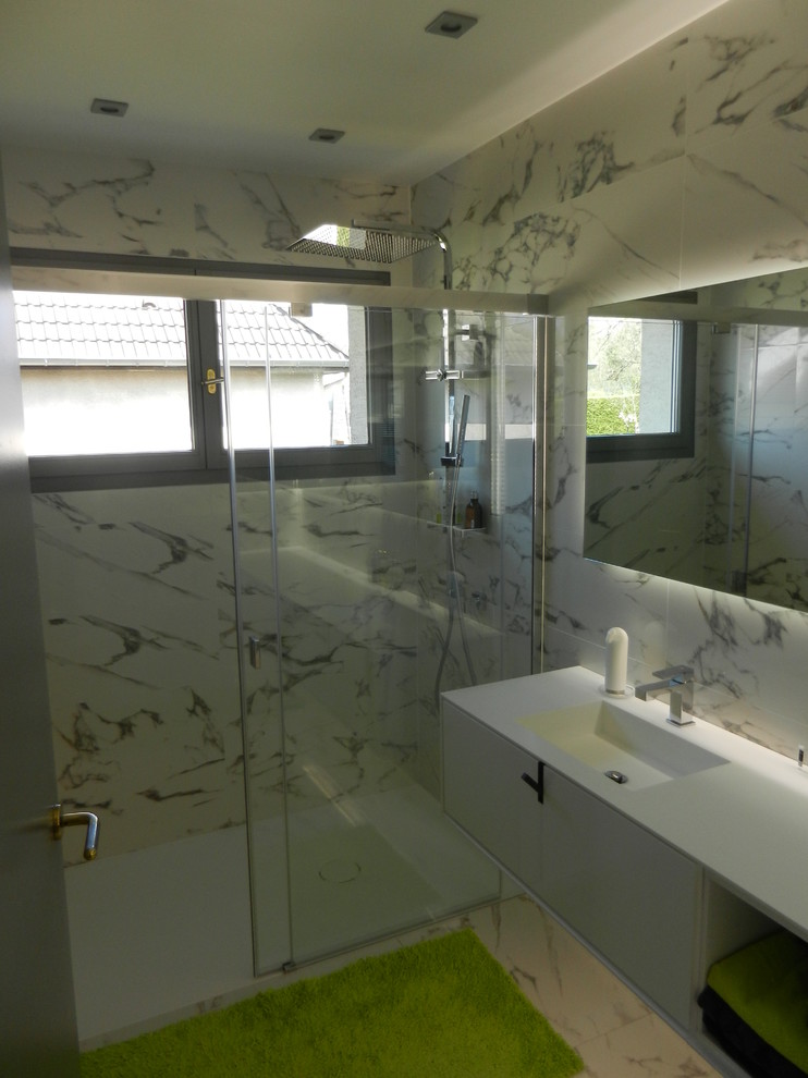 Small modern 3/4 bathroom in Nancy with a curbless shower, white tile, ceramic tile, white walls, ceramic floors, an integrated sink and solid surface benchtops.