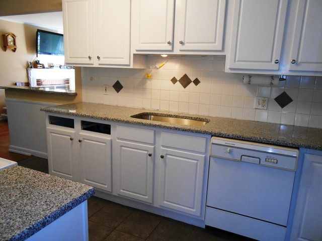Caledonia Granite For White Cabinets Traditional Kitchen