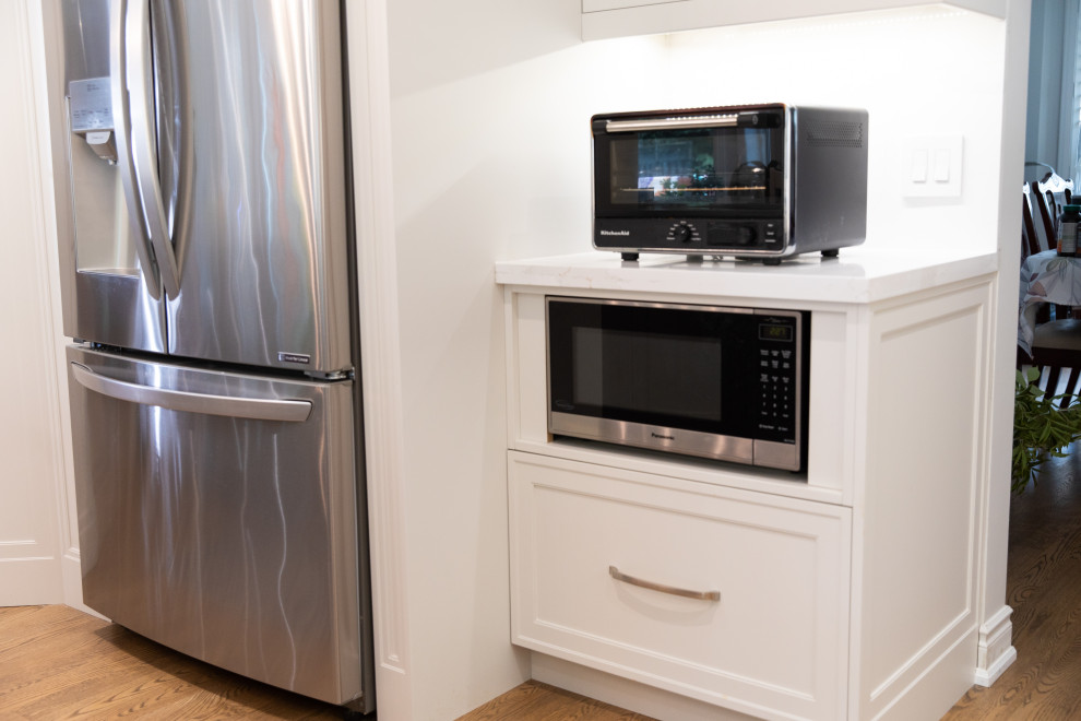 Kitchen - transitional kitchen idea in Toronto
