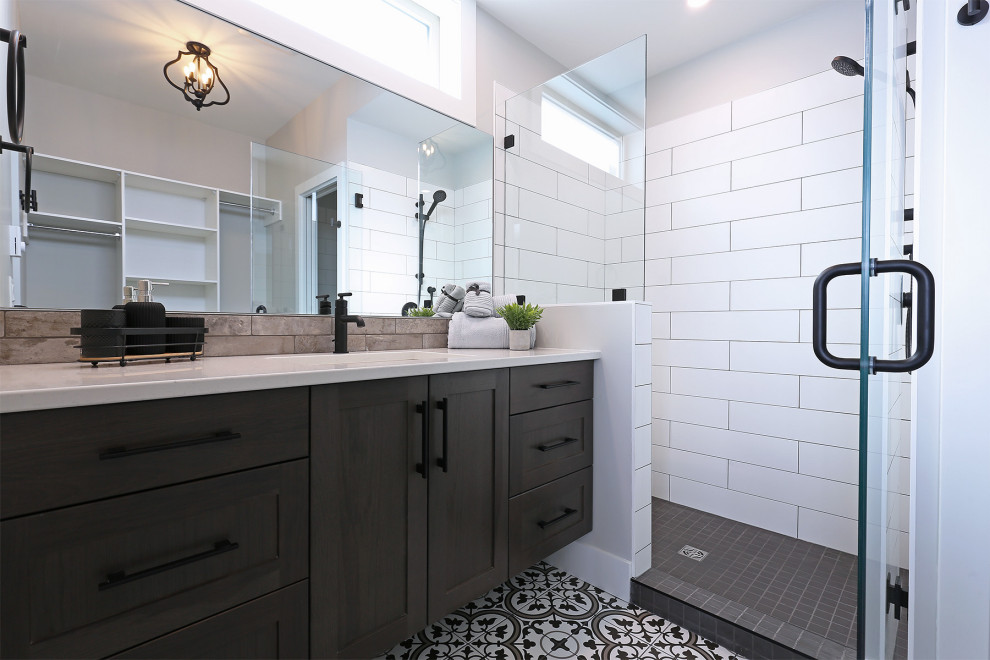 Imagen de cuarto de baño único y a medida minimalista con armarios estilo shaker, puertas de armario blancas, sanitario de una pieza, suelo de baldosas de cerámica, encimera de madera, suelo gris y encimeras marrones