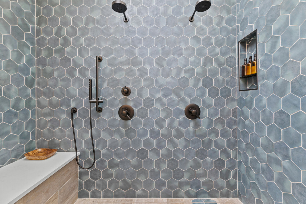 Пример оригинального дизайна: большая ванная комната в стиле неоклассика (современная классика) с белыми фасадами, отдельно стоящей ванной, двойным душем, унитазом-моноблоком, синей плиткой, керамогранитной плиткой, серыми стенами, полом из керамогранита, врезной раковиной, столешницей из кварцита, коричневым полом, душем с распашными дверями, белой столешницей, тумбой под две раковины и встроенной тумбой