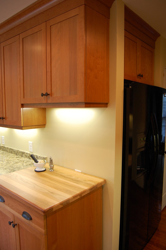 Kitchen - rustic kitchen idea in Raleigh
