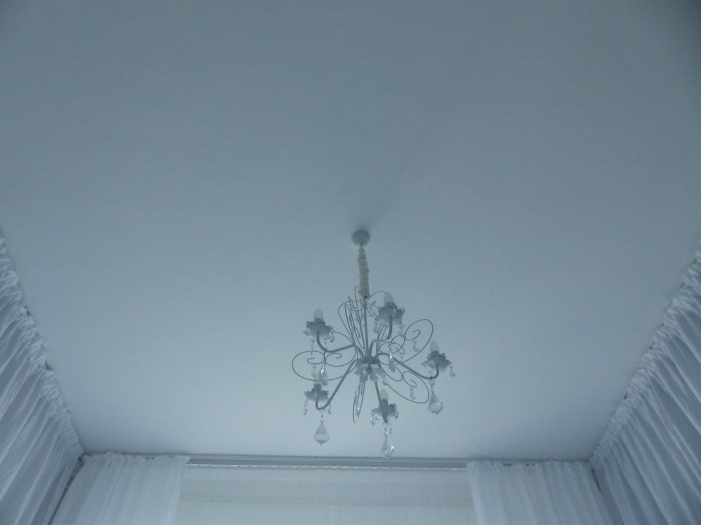 Mittelgroßes Eklektisches Hauptschlafzimmer mit weißer Wandfarbe, Teppichboden und schwarzem Boden in Berlin