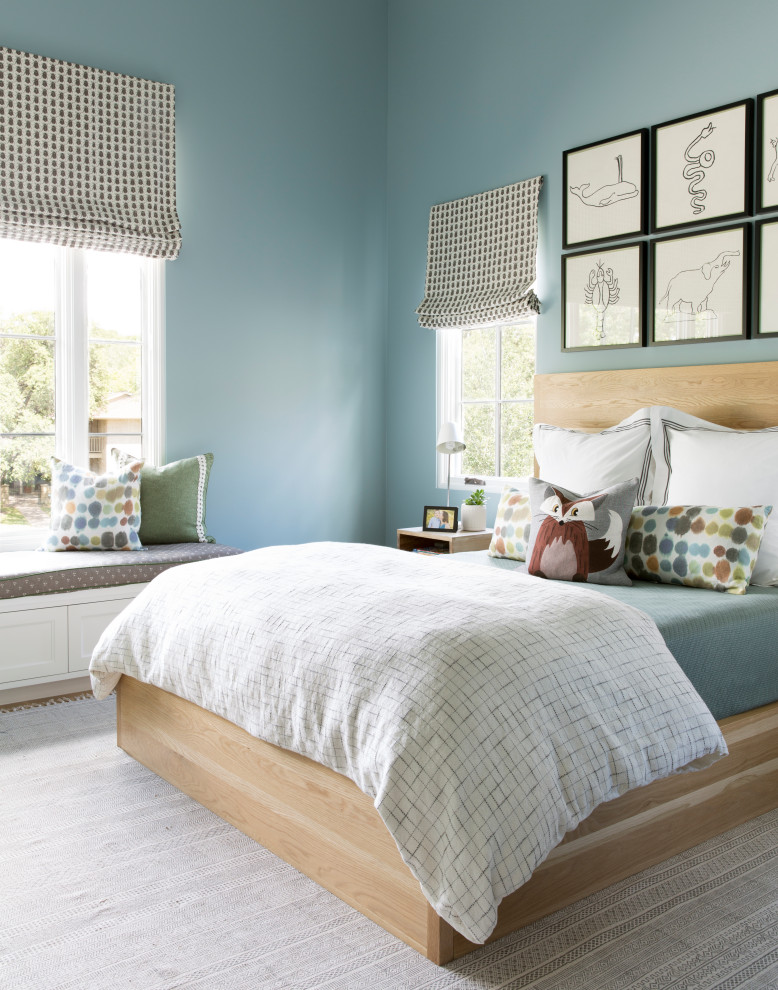 Bild på ett vintage könsneutralt barnrum kombinerat med sovrum och för 4-10-åringar, med blå väggar, mellanmörkt trägolv och brunt golv