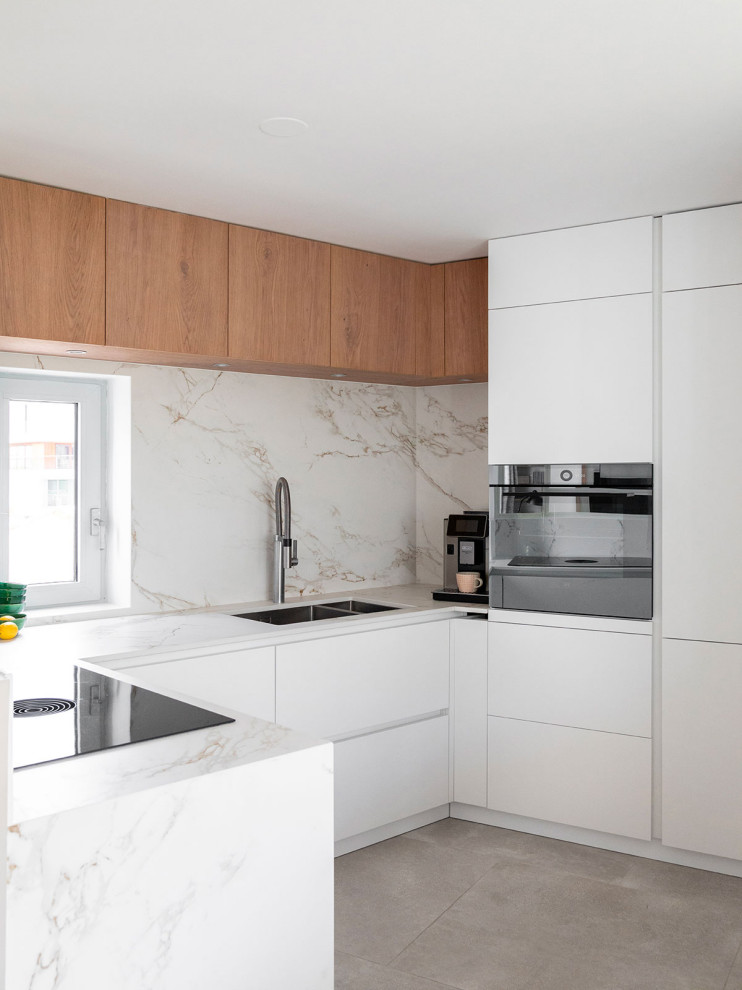 Inspiration för ett funkis kök, med stänkskydd i marmor och betonggolv