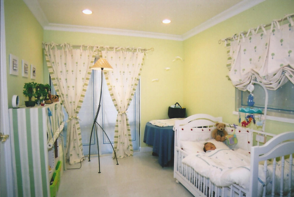 Пример оригинального дизайна: маленькая детская в стиле кантри с спальным местом, зелеными стенами, пробковым полом, белым полом, потолком с обоями и стенами из вагонки для на участке и в саду, ребенка от 4 до 10 лет, девочки