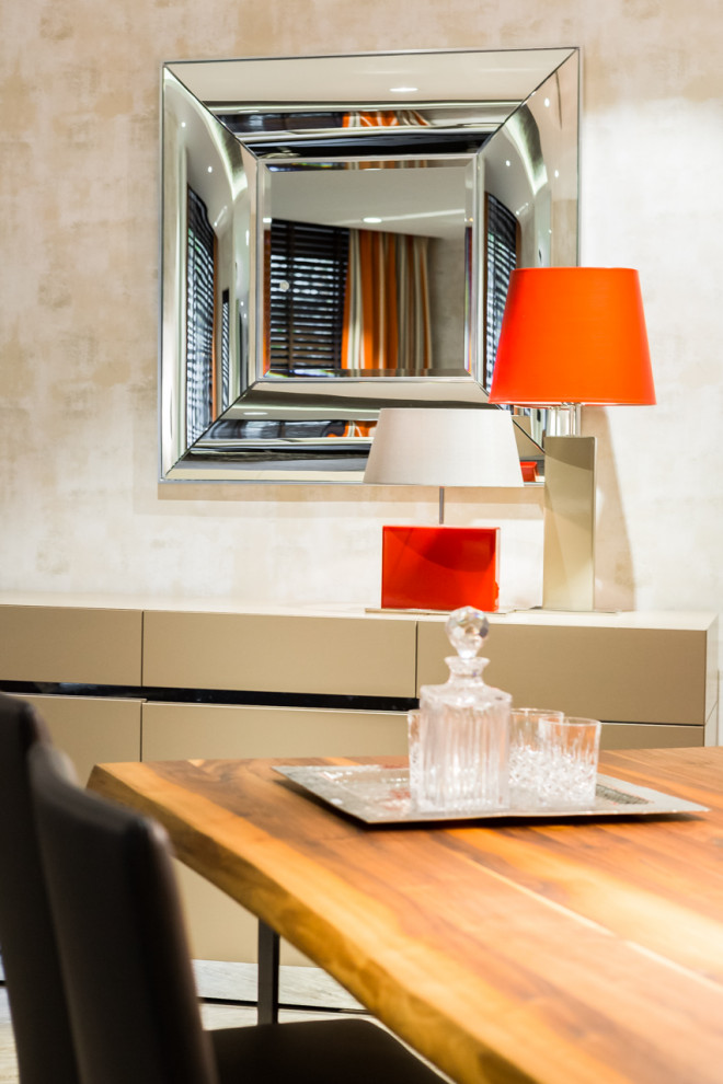 Großes, Fernseherloses, Offenes Modernes Wohnzimmer mit grauer Wandfarbe und grauem Boden in Köln