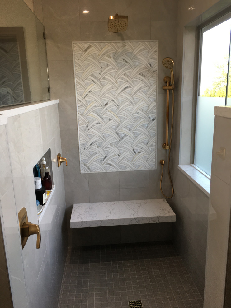 Idéer för mellanstora vintage beige en-suite badrum, med luckor med upphöjd panel, grå skåp, en öppen dusch, en toalettstol med separat cisternkåpa, grå kakel, klinkergolv i porslin, ett undermonterad handfat, bänkskiva i kvarts, grått golv och med dusch som är öppen