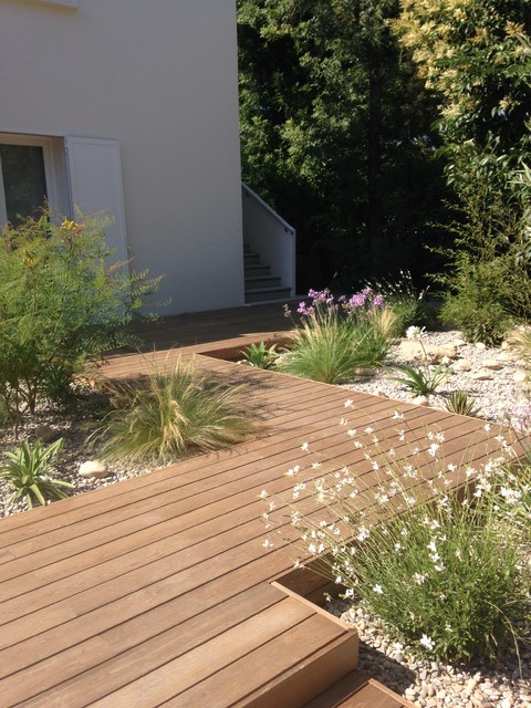 Un jardin original &agrave; Toulon contemporary-deck