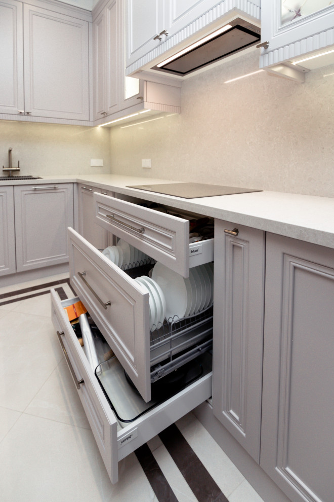 Нежно-серая кухня в неоклассическом стиле