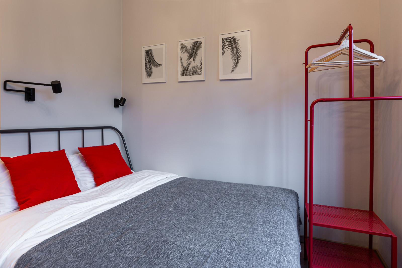 Студия с красными акцентами