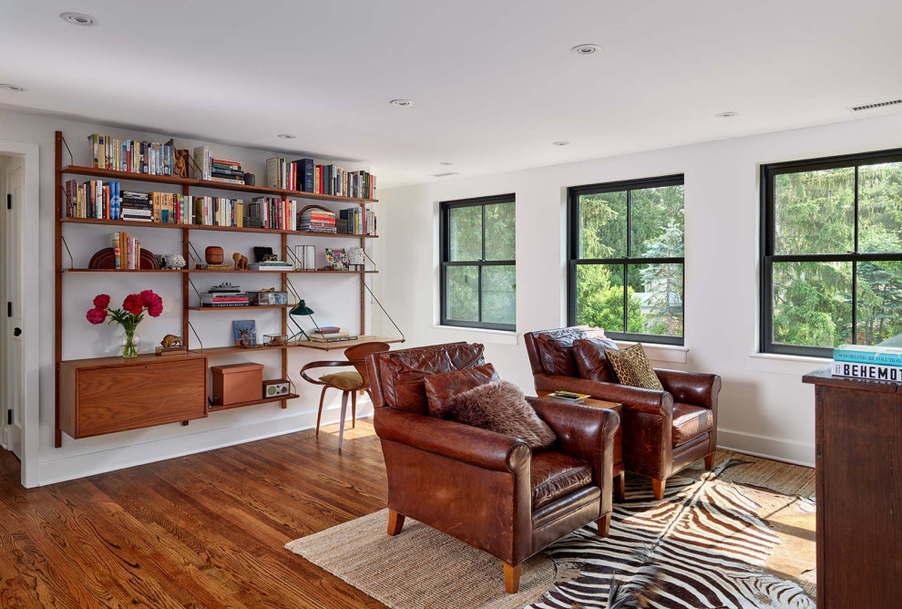 Idee per un piccolo soggiorno classico aperto con libreria, pareti bianche, pavimento in legno massello medio e TV autoportante