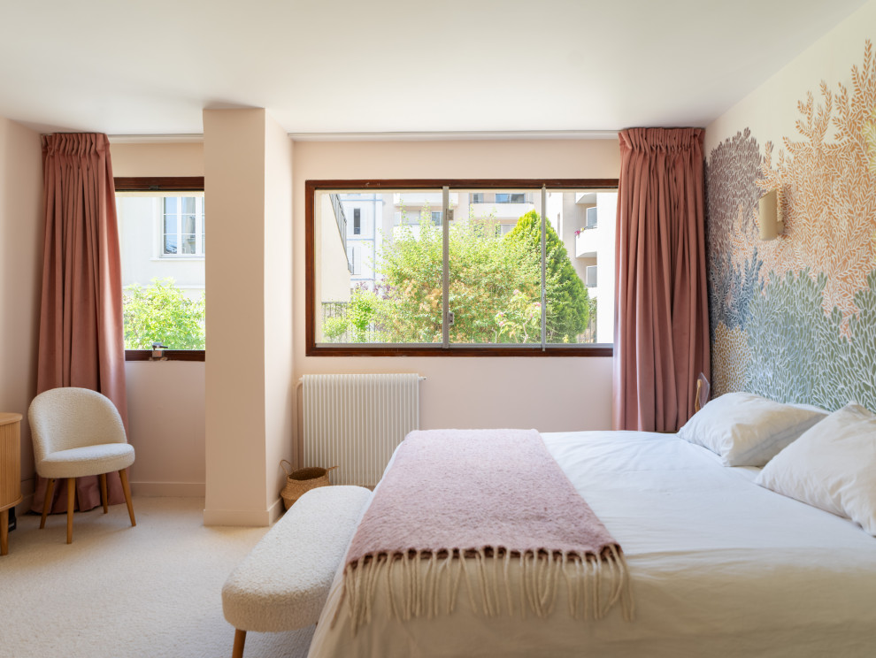 Пример оригинального дизайна: большая хозяйская спальня в стиле модернизм с розовыми стенами, ковровым покрытием и обоями на стенах без камина