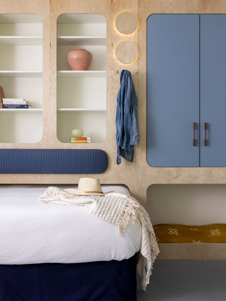 Ispirazione per una camera degli ospiti chic di medie dimensioni con pareti bianche, pavimento in linoleum e pavimento blu