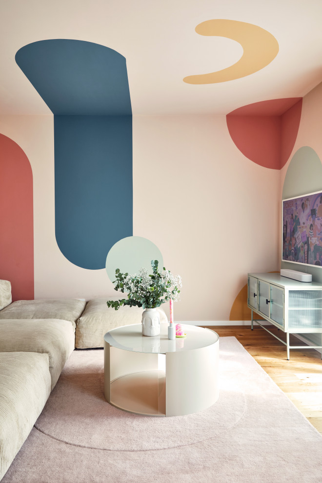 Идея дизайна: гостиная комната среднего размера в современном стиле с разноцветными стенами и деревянным полом