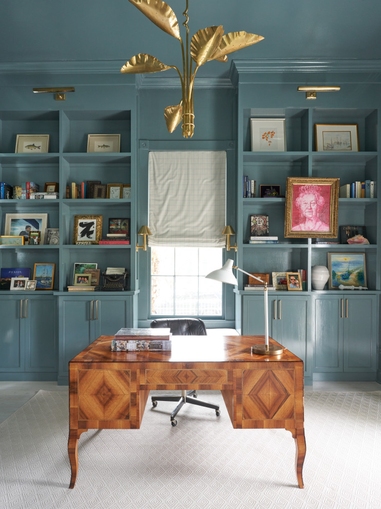 ニューオリンズにある高級な広いトランジショナルスタイルのおしゃれな書斎 (青い壁、淡色無垢フローリング、暖炉なし、自立型机、白い床) の写真