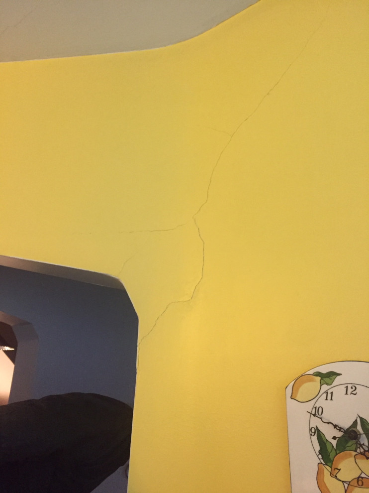 Hairline crack repair in plaster