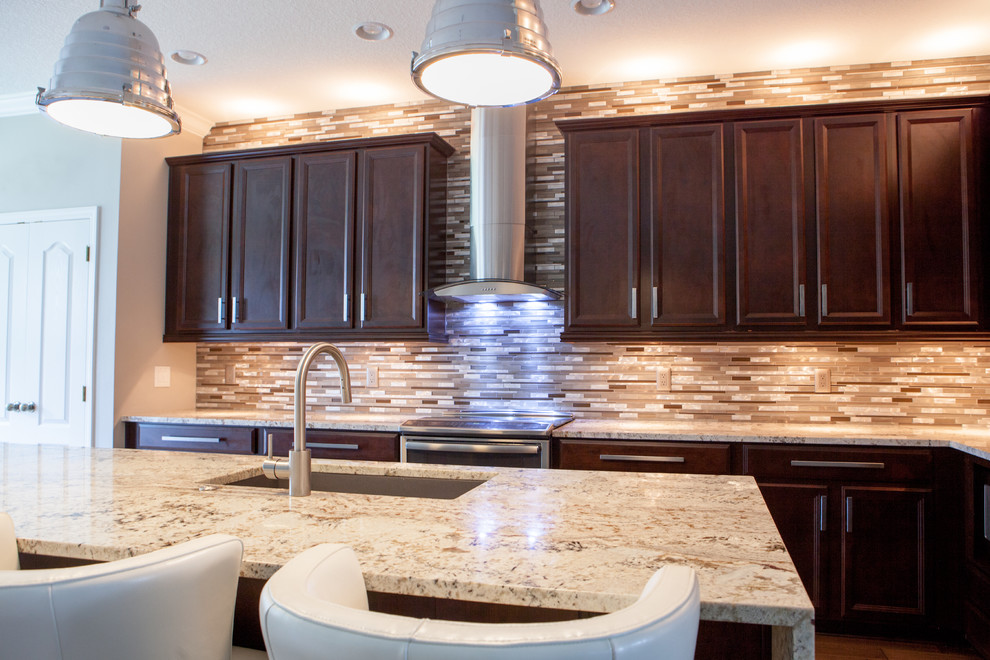 Kitchen - transitional kitchen idea in Orlando
