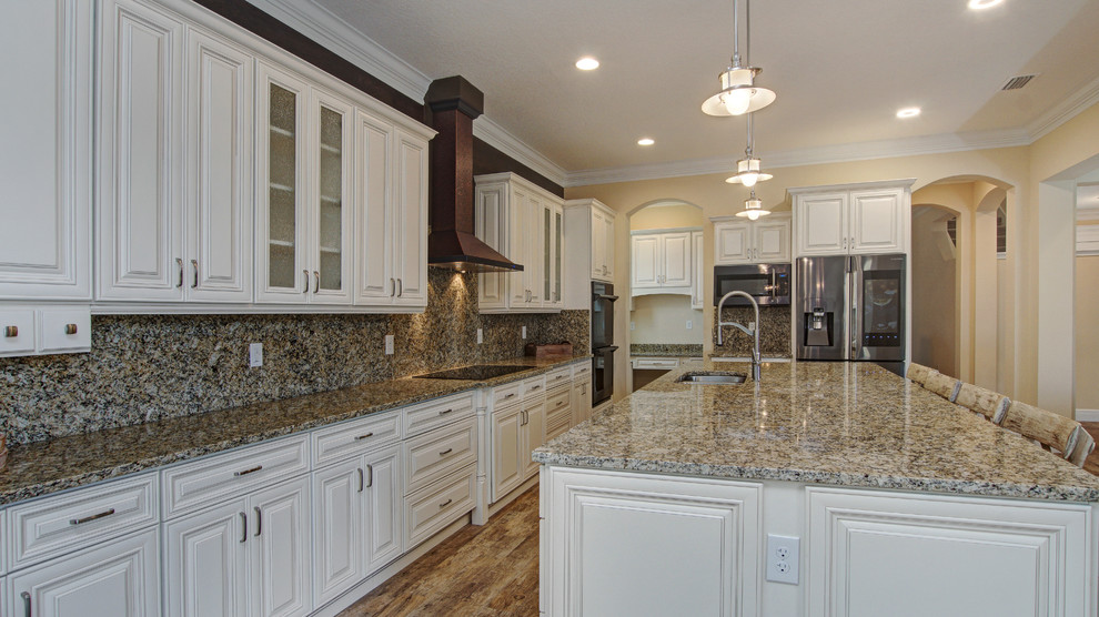Kitchen - transitional kitchen idea in Orlando
