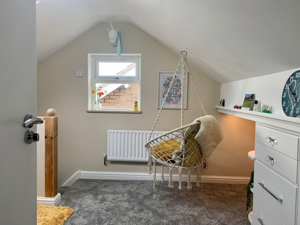 Idées déco pour une petite chambre avec moquette grise et jaune contemporaine avec un mur beige, un sol gris et un plafond voûté.