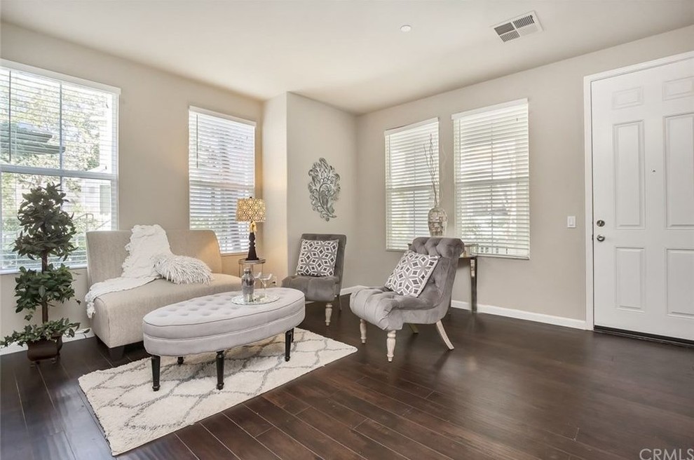 Example of a transitional entryway design in Orange County
