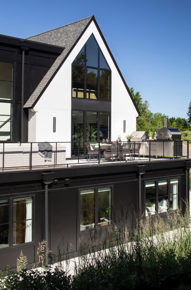 Cette photo montre une terrasse latérale moderne avec une cuisine d'été et des pavés en pierre naturelle.
