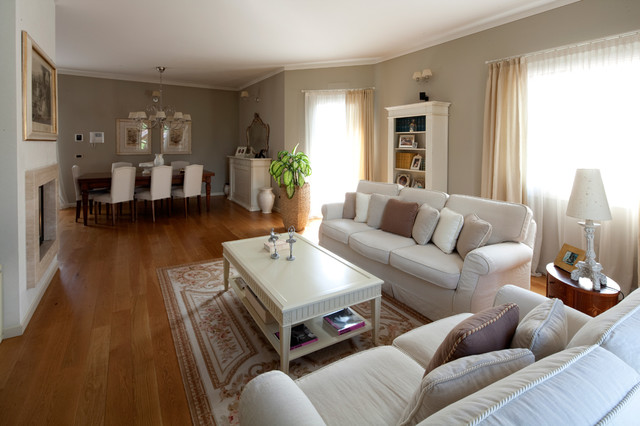 LA CASA RAFFINATA contemporary-living-room