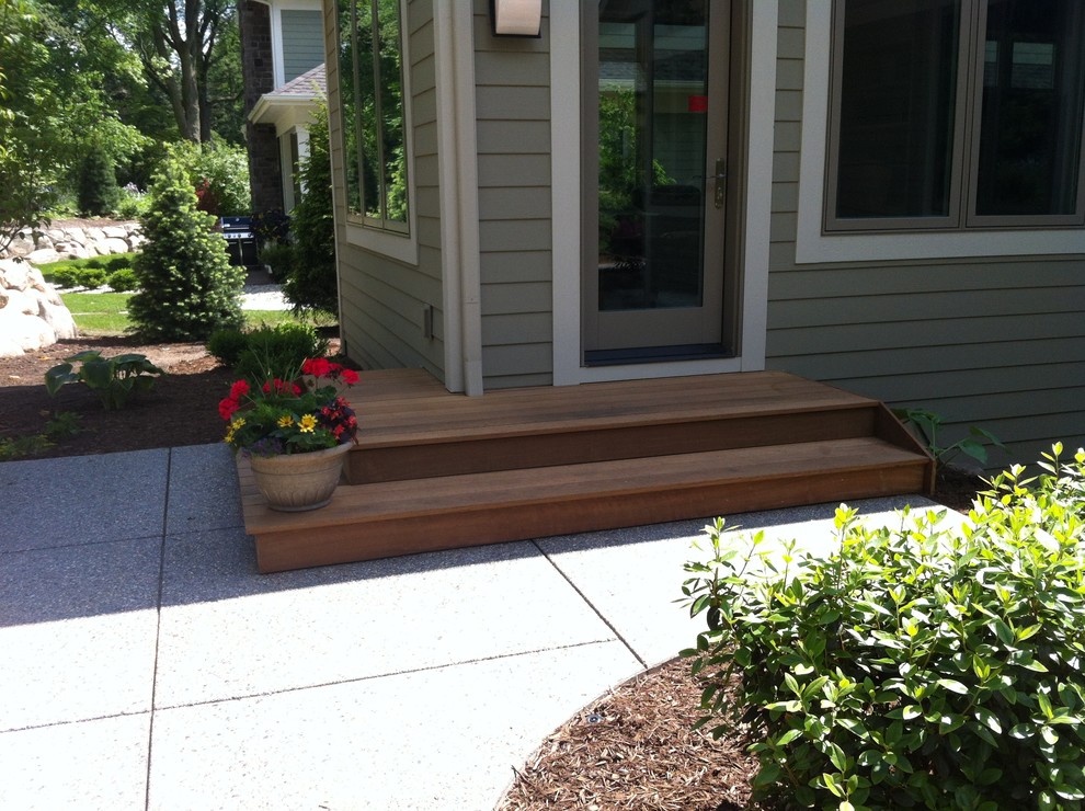 This is an example of a small traditional backyard deck in Grand Rapids.