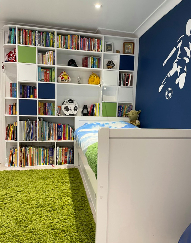 Imagen de dormitorio infantil de 4 a 10 años actual de tamaño medio con paredes azules, suelo de madera clara y suelo beige
