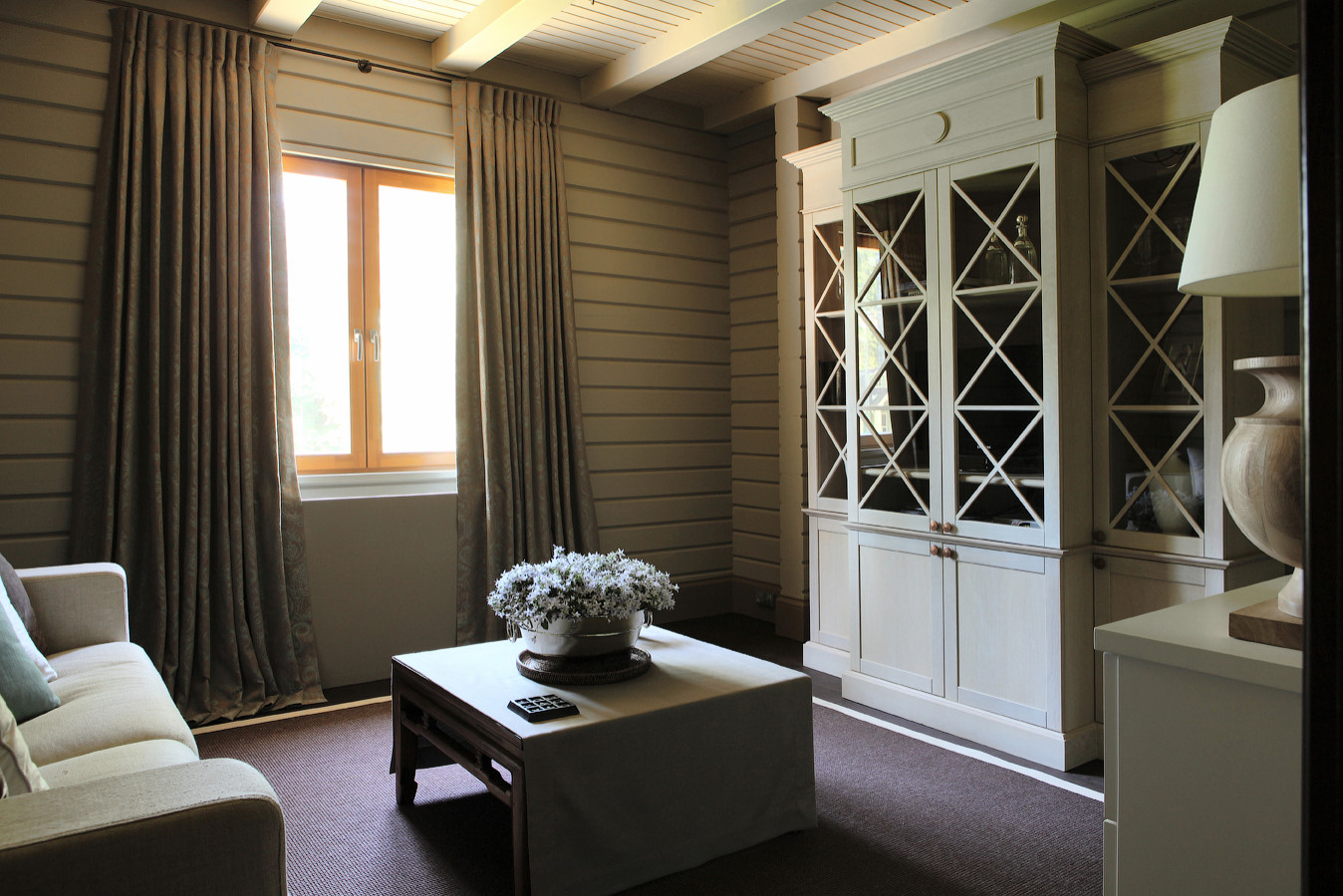 Книжный шкаф