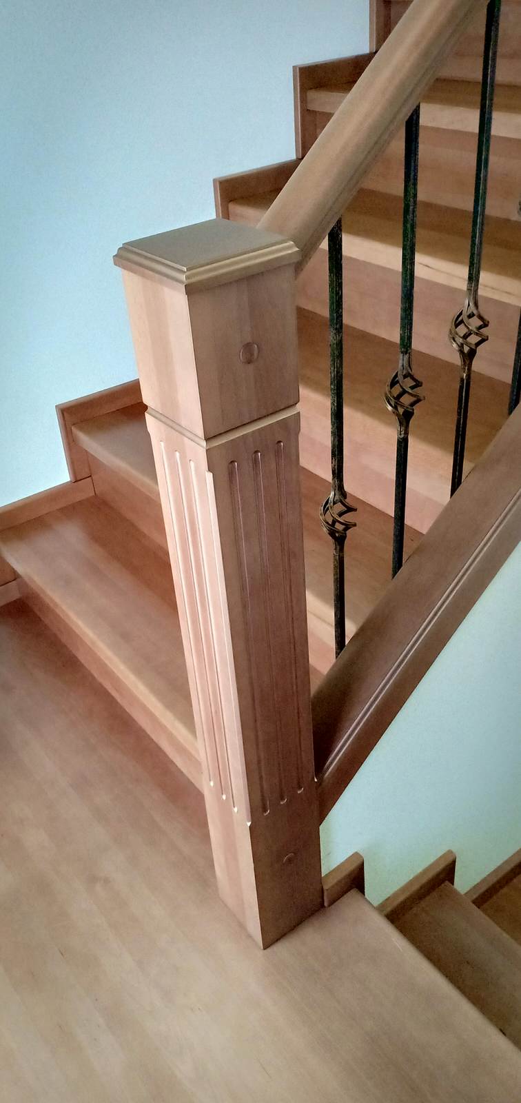 Лестница из массива бука.