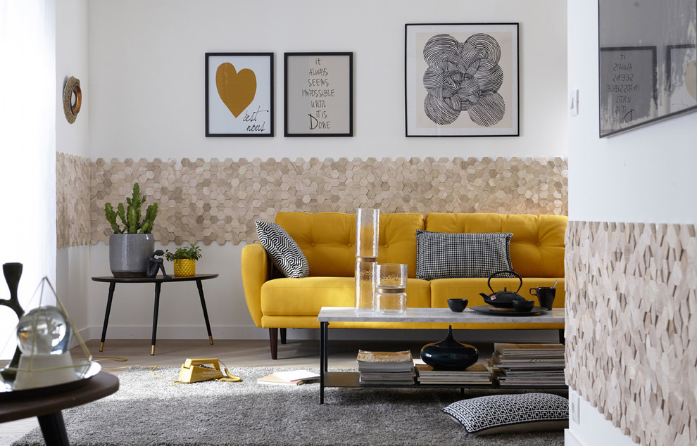 Cette image montre un salon design de taille moyenne avec une bibliothèque ou un coin lecture, un mur blanc, parquet clair, aucune cheminée et aucun téléviseur.