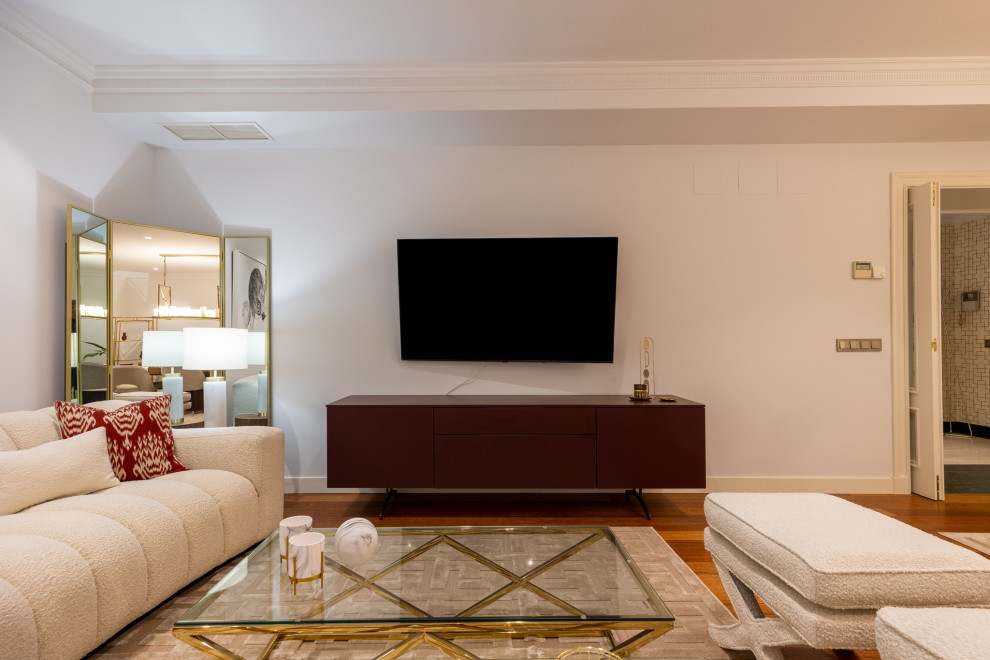 Inspiration för moderna vardagsrum, med vita väggar, en väggmonterad TV och brunt golv