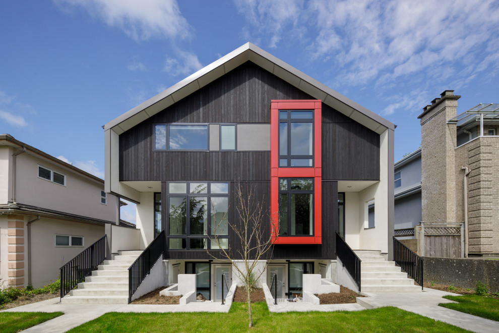 Foto de fachada de casa bifamiliar marrón moderna de tres plantas con revestimiento de madera