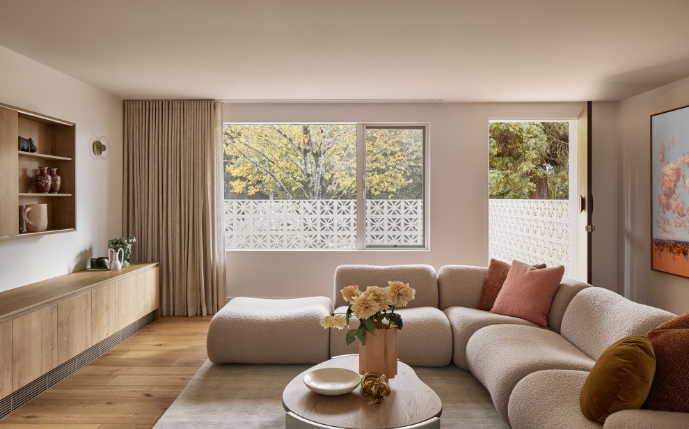 Esempio di un soggiorno minimalista di medie dimensioni e aperto con pavimento marrone, pareti beige e pavimento in legno massello medio