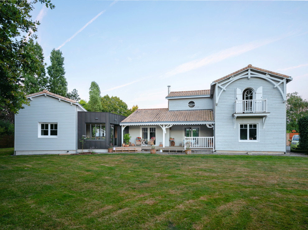 Mittelgroßes, Einstöckiges Modernes Einfamilienhaus mit Metallfassade und Flachdach in Nantes
