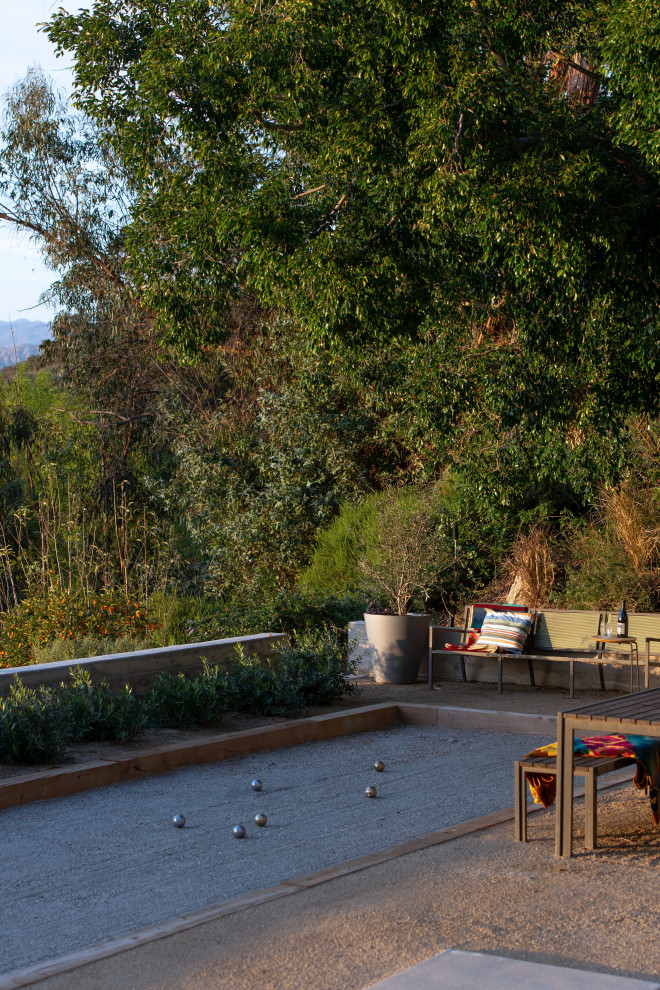 Immagine di un grande giardino xeriscape minimalista esposto a mezz'ombra dietro casa con graniglia di granito