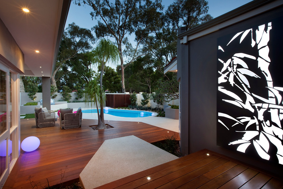 Design ideas for a contemporary deck in Perth.