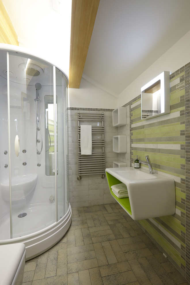 Стильный дизайн: ванная комната среднего размера с плоскими фасадами, отдельно стоящей ванной, инсталляцией, зеленой плиткой, керамической плиткой, зелеными стенами, полом из керамической плитки, подвесной раковиной и душевой кабиной - последний тренд