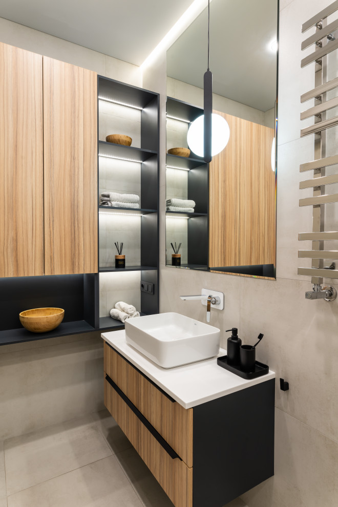 Modernes Badezimmer mit flächenbündigen Schrankfronten, hellen Holzschränken, Aufsatzwaschbecken, grauem Boden, weißer Waschtischplatte, Einzelwaschbecken und schwebendem Waschtisch in Sonstige
