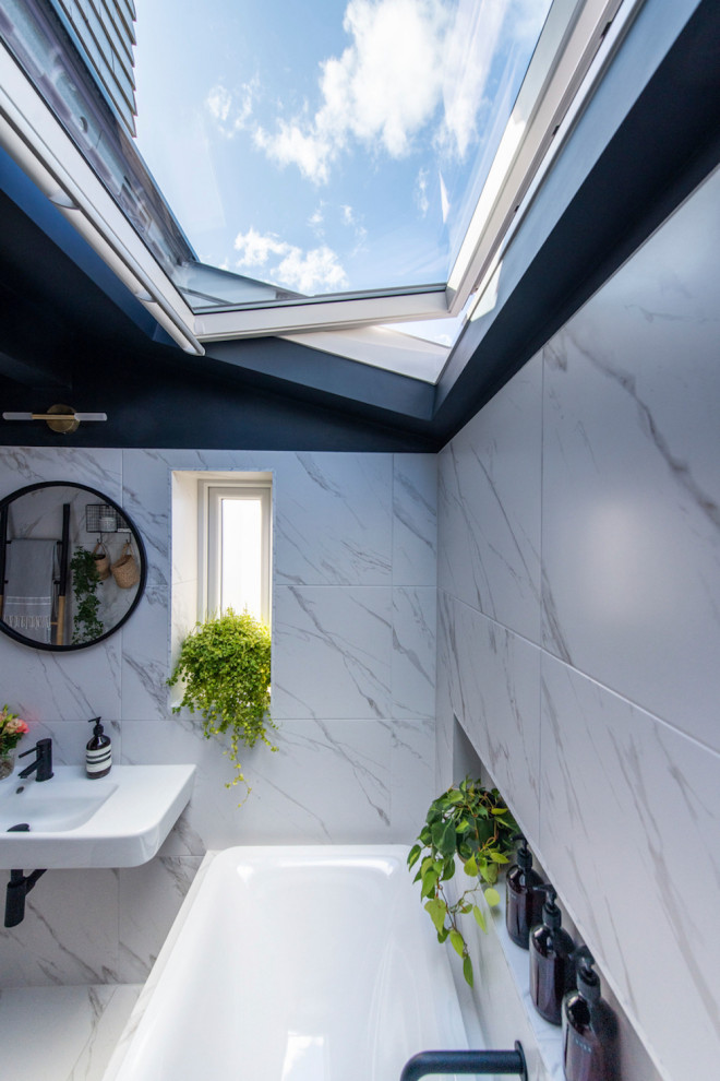 Bathroom - modern bathroom idea in Paris