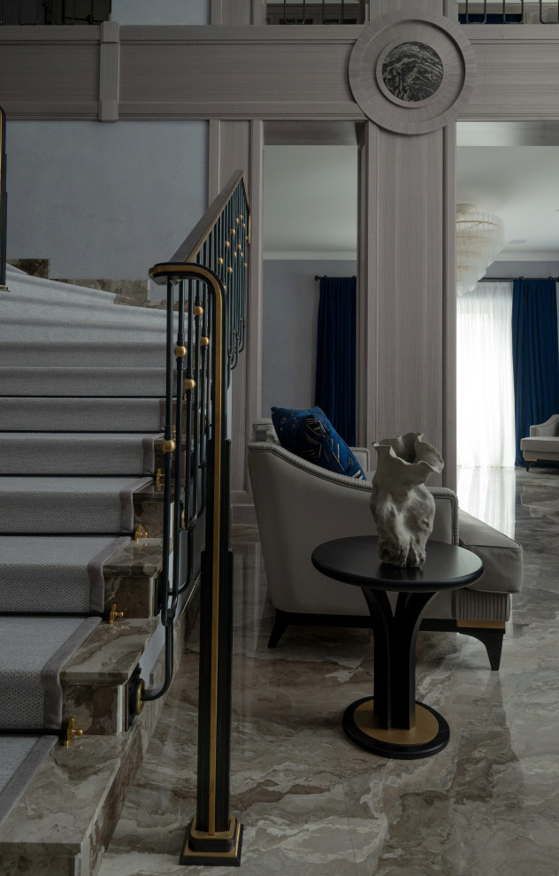 Лестничное ограждение в загородном доме в стиле ар-деко