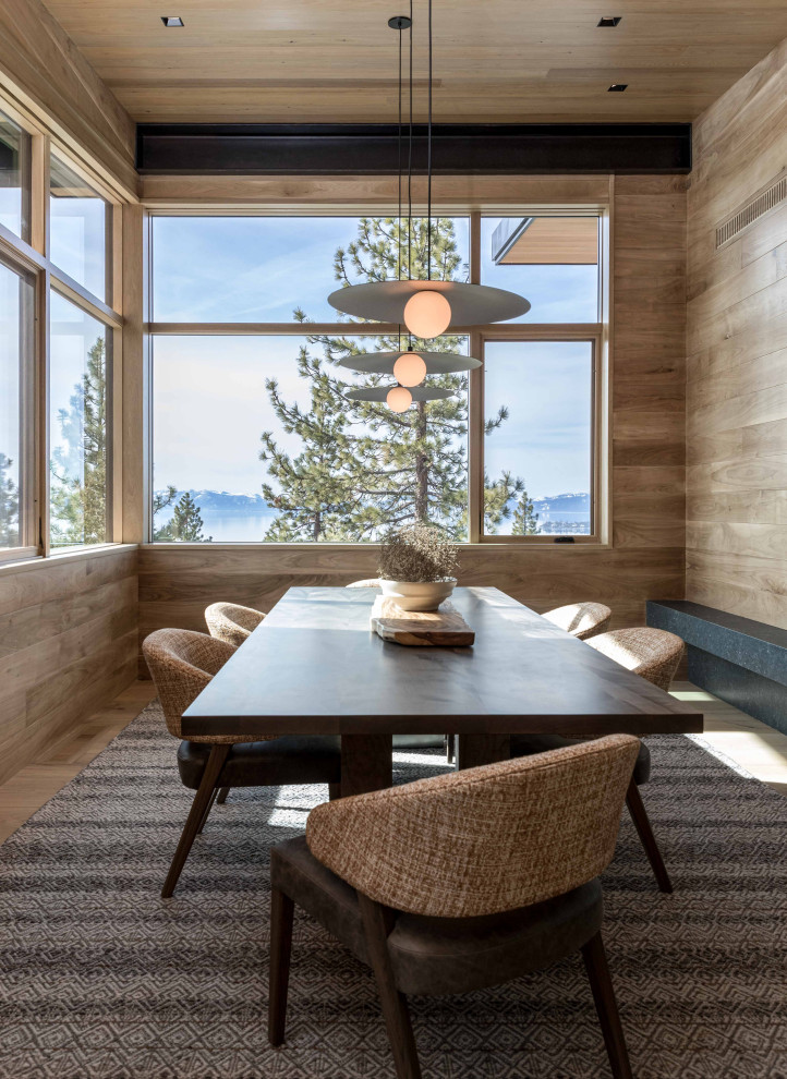 Idee per una sala da pranzo stile rurale chiusa e di medie dimensioni con soffitto in legno e pareti in legno