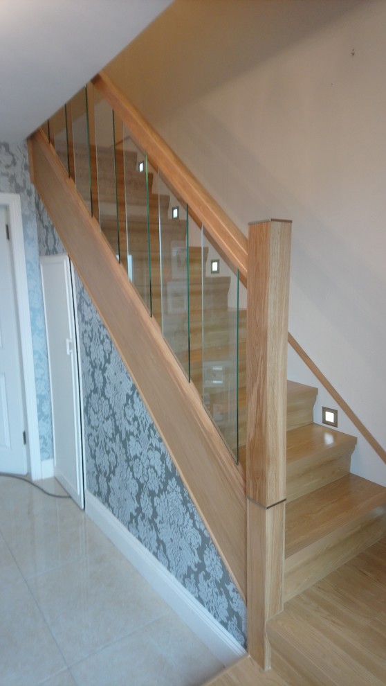 Réalisation d'un escalier en L de taille moyenne avec un garde-corps en verre.