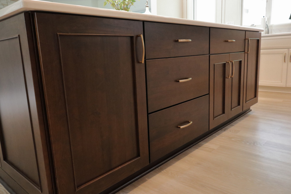 Example of a large transitional l-shaped kitchen design with an undermount sink, recessed-panel cabinets, quartz countertops, white backsplash, quartz backsplash, stainless steel appliances and white countertops